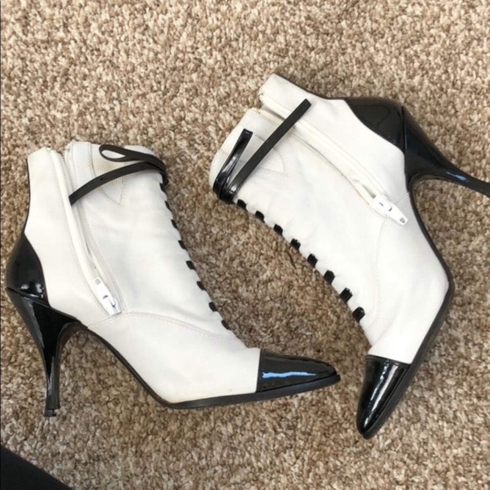 Susan Bennis Warren Edwards ankle heel boots